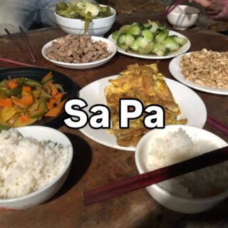 ベトナム北部周遊行ってみよー！43

ろうけつ染めを体験した家でご飯をご馳走になりました。

そこの家ではトレッキングツアーのホームステイも受け入れていたのですが、私は家族の食事に交えてもらって。ありがたや。

その後、ツアーの人たちに交えてもらって自家製のお酒もいただきました。

ろうけつ染めを教えてくれたおばあちゃん、ノリノリ。アメリカ人男子たちと、私と、おばあちゃんで、当たった人がお酒を飲むルーレット遊びをしました。

#イージーステイハノイ
#ベトナム北部周遊行ってみよー 
#タヴァン村
#少数民族
#サパ観光