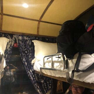 ベトナム北部周遊行ってみよー！⑦

バス移動の間にどんどん更新しましょう。

今回、ハノイから鉄道でラオカイに移動することにしました。高級列車の「チャパエクスプレス」！

ワクワク。

しかし、口コミを読むと、他社の車両に乗せられた、なんて言うガッカリ体験もあるみたい。ほとんどの人はチャパエクスプレスの車両に乗り、満足していむみたいなんですけどね。

さて、私の乗る車両はというと。。。一番後ろに連結させられた車両で、外観は国鉄の普通のやつ…これはもしや残念体験か！？

しかし、中に入ると通路やトイレなどもしっかり改装されていた車両でした。エスニック調の内装でテンションが上がります。

今回は1ベッド分のチケットしか購入してないので、相部屋です。韓国からグループ旅行で来ている人たちでした。そのうちの1人が日本語ペラペラ。日本語で色々お話しさせていただきましたよ。

そうそう・あとチャパエクスプレスにはハノイ駅とラオカイ駅に専用ラウンジがあるのですよ。ラウンジにはバーがあり、有料ですが飲み物を注文することができます。

#イージーステイハノイ
#ベトナム北部周遊行ってみよー
#チャパエクスプレス
#ハノイ駅