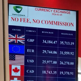 ベトナム北部周遊行ってみよー！②
すでに4日目ですが…

気になる空港両替。
というのも、ベトナムのライセンス無しの両替所の取り締まりが厳しくなったというニュースがあったのです。

空港で両替して大丈夫なの？？
各両替所を見てみました。

すると、一応どこも銀行のロゴはありますね。
もし違法だったら一番に取り締まるような気もするし…
空港で両替できないなんてのはありえないですもんね。

#イージーステイハノイ
#ハノイ旅行
#ベトナム旅行