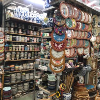 ベトナム北部周遊行ってみよー！④
ハノイに到着！とりあえずハンザ市場地下1階のバッチャン焼き屋バンブーへ。
というのも店主のフンさんとはお友達なのであります。

それにしてもバンブーの進化は半端ない。
アオザイの数も増えてるし、お土産物も充実していますよ。

#イージーステイハノイ 
#ベトナム北部周遊
#ハノイ旅行
#バッチャン焼き
#ハンザ市場