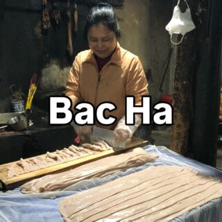 ベトナム北部周遊行ってみよー！29

朝、ゲストハウスでパンケーキを食べたにも関わらず、フォー屋さんへGO。

Phở Xay Bắc Hà

なんと、その場でフォーを切ってます。そして、色が赤っぽいの。白いお米ではなく赤いお米で作るそうです。麺は出来立てのせいか、つるんと喉越し抜群でした！

おじさんが唐辛子をたくさん入れると美味しいよというので、入れてみることに。確かにー。寒いので辛いと体が温まるぜ。

しかし、フォーチュア（酸っぱいフォー）にせず、普通のフォーにしてしまったことを後悔。せっかくなら、この土地ならではのものにすれば良かったな。

・・・・・

ベトナム北部周遊旅行にら行ってきました。【ハノイ→バックハー→サパ→ハザン→カオバン→ハノイ】ただいま、Instagramを更新中。ベトナムのマニアックな情報を知りたい方はフォローしてくださいね。

・・・・・

#イージーステイハノイ
#バックハー観光
#バックハーグルメ
#ベトナムローカルフード