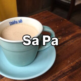ベトナム北部周遊行ってみよー！38

サパへ来たものの霧だらけー。
こんな時はカフェでお仕事か？

街の中心部にあった「Thiểu Số Trà & Cà Phê - SaPa」。

ティエウソーというのは、少数という意味。少数民族で有名なサパですもんね。

おしゃれな感じで、入りやすいカフェでした。ハノイと同じクオリティ。

・・・・・

ベトナム北部周遊旅行にら行ってきました。【ハノイ→バックハー→サパ→ハザン→カオバン→ハノイ】ただいま、Instagramを更新中。ベトナムのマニアックな情報を知りたい方はフォローしてくださいね。

・・・・・

#イージーステイハノイ
#ベトナム北部周遊行ってみよー 
#サパカフェ 
#サパ観光
#ベトナムコーヒー