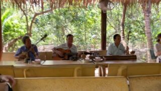 メコン川ツアーのこれまた定番！
フルーツを食べながらの音楽鑑賞。

#イージーステイハノイ　#メコン川ツアー　#メコン川クルーズ　#ホーチミン旅行　#ホーチミン観光　#ベトナム旅行