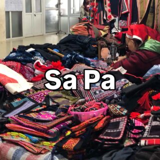 ベトナム北部周遊行ってみよー！36

サパの街の観光で外せないのは「サパ市場」。

2階に上がると、少数民族（赤ザオ族と黒モン族）のおばちゃんたちが、民族衣装や民族衣装の生地を利用した雑貨を売っています。

・・・・・

ベトナム北部周遊旅行にら行ってきました。【ハノイ→バックハー→サパ→ハザン→カオバン→ハノイ】ただいま、Instagramを更新中。ベトナムのマニアックな情報を知りたい方はフォローしてくださいね。

・・・・・

#イージーステイハノイ
#ベトナム北部周遊行ってみよー 
#サパ市場
#赤ザオ族 
#ベトナム市場