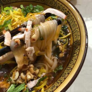 ベトナム北部周遊行ってみよー！⑧

実際は旅も終盤ですが…。

ハノイから列車に乗りラオカイ駅へ。
まあ、普通はそこからサパへ向かうわけですが、ラオカイ観光をすることにしました。

ラオカイではコンスイ（Cốn sủi）という麺を食べました。人生初！

ラオカイの名物で、有名店をGoogleマップで探していたのですが、駅の人に連れて行ってもらった、ラオカイ駅近くの店で食べました。

え？なぜ駅の人…というもバスチケットと荷物預かりを駅の人にお願いしたら、ついでに連れて行ってくれたのです。優しきベトナム人よ。ベトナム旅行をしていると、こういうことが多々あるんですよね。

コンスイの味ですが、見た目ほどインパクトがないのですが、フォーのナポリタン的な…。ナッツやら、カリカリしたやつがいっぱい入っていて、食感は良き。有名店で食べたらいったいどんな味だったのだろう？

今回の周遊旅では、食べたことないもの、行ったことのない場所などなど、ベトナムの色々な初体験をしています。

#イージーステイハノイ
#ベトナム北部周遊行ってみよー 
#ラオカイ
#ラオカイ駅 
#コンスイ