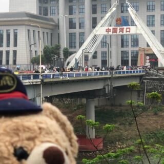 ベトナム北部周遊行ってみよー！⑩

ラオカイの街を散策！
といえば、欠かせないのは国境見物。
川の向こうは中国。

お寺から見るのが一般的だけれども、線路の踏切からのぞくのもあり。川沿いのカフェから眺めることもできます。

カフェのお姉さん、どうやら中国語でも接客できる模様でした。

アボカドシントーを飲みながら、中国を眺めてしみじみ。日本にいると隣の国は見えないものね。

#イージーステイハノイ
#ベトナム北部周遊行ってみよー 
#ラオカイ
#中国国境
#ラオカイ