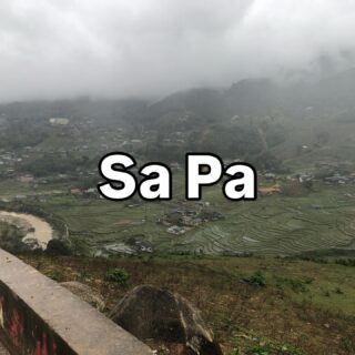 ベトナム北部周遊行ってみよー！40

サパの街から、タヴァン村へバイクタクシーで移動。

サパ教会の前で見つけたドライバーさん、ところどころ絶景スポットでバイクをとめてくれましたよ。

天気が悪いとはいえ、田植え前とはいえ、それでもサパの棚田は美しい！人が暮らしているのがいいんですよね。個人的には、観光開発も含めて一つの景色になっていくサパの姿が好きです。

・・・・・

ベトナム北部周遊旅行にら行ってきました。【ハノイ→バックハー→サパ→ハザン→カオバン→ハノイ】ただいま、Instagramを更新中。ベトナムのマニアックな情報を知りたい方はフォローしてくださいね。

・・・・・

#イージーステイハノイ
#ベトナム北部周遊行ってみよー 
#サパ観光
#棚田のある風景 
#サパ