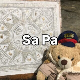 ベトナム北部周遊行ってみよー！42

サパでろうけつ染め体験をしました。
おばあちゃんが描いてくれた線に沿ってロウの跡をつけていきます。

集中してやる感じが良き。
モン族の伝統的な模様にも触れられるしね。

#イージーステイハノイ
#ベトナム北部周遊行ってみよー 
#モン族バティック 
#タヴァン村 
#サパ