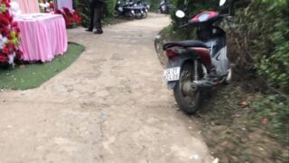 ベトナム北部周遊行ってみよー！25

バックハーの中心部から少し外れたバンフォー村あたりを歩いていたら、大音響とバイクの行列。

若者の会合！？

と思いきや、結婚式でした。

近づいていったら、おばさんに中に入れと言われたけど、日が落ちそうだったので入口で少し写真を撮らしてもらって帰りました。

若い人だけでなく、年配の人もノリノリ。

・・・・・

ベトナム北部周遊旅行にら行ってきました。【ハノイ→バックハー→サパ→ハザン→カオバン→ハノイ】ただいま、Instagramを更新中。ベトナムのマニアックな情報を知りたい方はフォローしてくださいね。

・・・・・

#イージーステイハノイ
#ベトナム北部周遊行ってみよー 
#バックハー
#ベトナム結婚式
#サパ