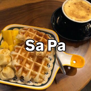 ベトナム北部周遊行ってみよー！35

サパはおしゃれカフェが増殖中のようです。

サパ初日の朝も霧だらけ…
朝食が付いていないので、まあ、とりあえずカフェへ。

訪問したのは「THE MIST SAPA」というカフェ。

街中にありながら、お庭には木々がいっぱいで癒される空間です。

ワッフルを食べたのですが、周りはサクッとしていて、中はふわふわ。エッグコーヒーも美味しい。

#イージーステイハノイ
#ベトナム北部周遊行ってみよー 
#サパカフェ
#サパ 
#ベトナムカフェ