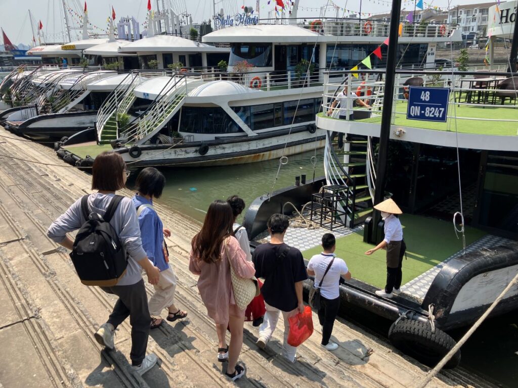 ハロン湾ツアー乗船