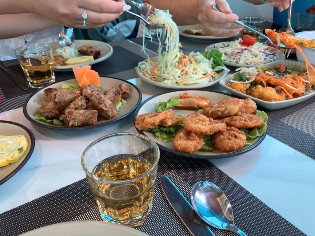 ハロン湾ツアーランチ