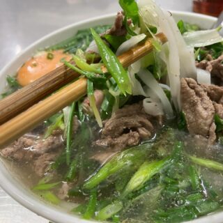 定番フォーティンのフォー。
やっぱり濃厚な感じが美味しいよね。
あっさりとしたフォーでは物足りないという人
ガツンとしたフォーが食べたいならフォーティンへ行くべし。

#イージーステイハノイ
#ハノイグルメ
#ハノイ観光
#ハノイ旅行
#フォーティン
#ベトナム料理