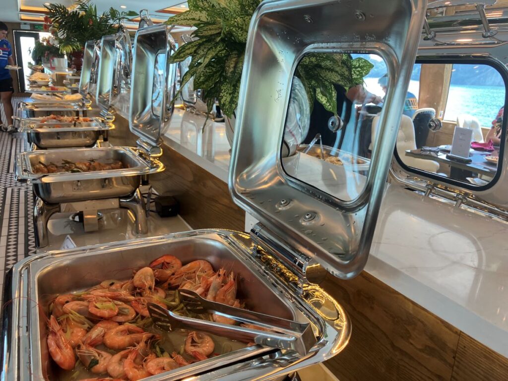 ビュッフェランチ・ハロン湾クルーズ