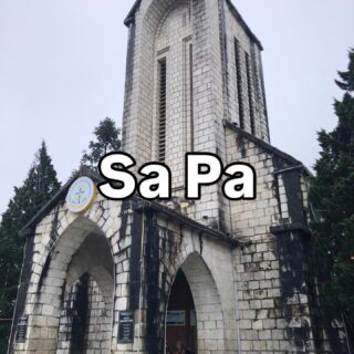 ベトナム北部周遊行ってみよー！39

サパの石の教会。
サパの街の中心です。

この辺りにバイクタクシーも集まってます。
タヴァン村に宿を取ったので、バイクタクシーに乗って行くことにしました。

グラブもいないことはないのですが、見つけるのが大変。移動手段に困ったら、サパ教会周辺に行ってみましょう♪

・・・・・

ベトナム北部周遊旅行にら行ってきました。【ハノイ→バックハー→サパ→ハザン→カオバン→ハノイ】ただいま、Instagramを更新中。ベトナムのマニアックな情報を知りたい方はフォローしてくださいね。

・・・・・

#イージーステイハノイ
#ベトナム北部周遊行ってみよー 
#サパ教会
#サパ観光
#ベトナム観光スポット