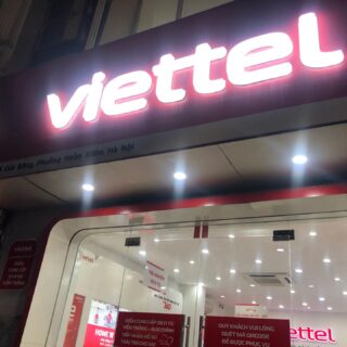 ベトナム北部周遊行ってみよー！⑤
リアルでは、約1週間が過ぎ、ただいまサパからハザンに移動中なのですが、まだハノイでのお話。
今回、山間部に行くということで、Viettelの正規の店舗でSIMカードを買うことにしました。

というのも、ahamo も、eSIMも、空港で買うSIMも、在住者さんが使っている普通のSIMに比べてつながりにくいと感じていたから。

Viettelのお店でSIMを買うとなると、旅行用のSIMでも、きちっとしてるんですね。

パスポートを見せて、顔写真を撮られて、本人確認をして…と。

しかーし、手間をかけて購入したSIMですが、今のところahamoでも問題ないのです。サパのようなザ・観光地だけでなく、ちょっと奥の方にも行ったんですけどね。

ahamo優秀だわ。

#ベトナム北部周遊 
#イージーステイハノイ
#ベトナム北部
#ベトナムSIM
#ハノイ旅行