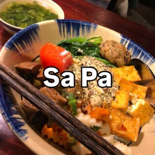 ベトナム北部周遊行ってみよー！34

サパ到着日は霧だらけだったのですが、おしゃれカフェに行ってみることにしました。

地球の歩き方にも載っている「Thong Dong Vegan Kitchen & Cafe」

いやぁ、ここ素敵過ぎます！！！

細い階段の路地中にひっそりとあるのが、まず素敵。

そして、店内には大きな本棚があり、テーブルには名言、格言、人生の教訓、座右の銘的なものが書かれた紙が置いてありました。

自分も書いて壁に貼ることができましたよー。

そして、肝心の食事は？

カラフルボールという、色々な食材がのった丼を頼んだのですが、これまた美味しい！！！
見た目も良し。
名前の通り、色鮮やかでした。

飲み物はカシューナッツミルクに。
ベトナムのお土産と言えばカシューナッツも有名ですもんね。私はナッツ好きなので、このドリンクはたまりませんでした。

でね、隣にお土産屋も併設。
少数民族の布地を使ったシュシュを購入しました。

味も雰囲気も、ハノイや東京にあってもおかしくないくらい洗練されていたお店でした。

#イージーステイハノイ
#ベトナム北部周遊行ってみよー 
#ベトナムカフェ巡り 
#サパ観光
#サパグルメ