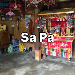 ベトナム北部周遊行ってみよー！41

サパ、タヴァン村。
現在も住んでいる家を開放している場所がありました。

写真には写っていませんが、おじいちゃんと孫がいました。家の向かいの小さな建物で、娘さんが雑貨屋さんをやっていました。

雑貨屋さんというより工房的な？

・・・・・

ベトナム北部周遊旅行にら行ってきました。【ハノイ→バックハー→サパ→ハザン→カオバン→ハノイ】ただいま、Instagramを更新中。ベトナムのマニアックな情報を知りたい方はフォローしてくださいね。

・・・・・

#イージーステイハノイ
#ベトナム北部周遊行ってみよー 
#サパ観光
#タヴァン村
#少数民族